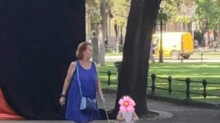 Като куче: Баба разходи внука си на верига СНИМКИ 