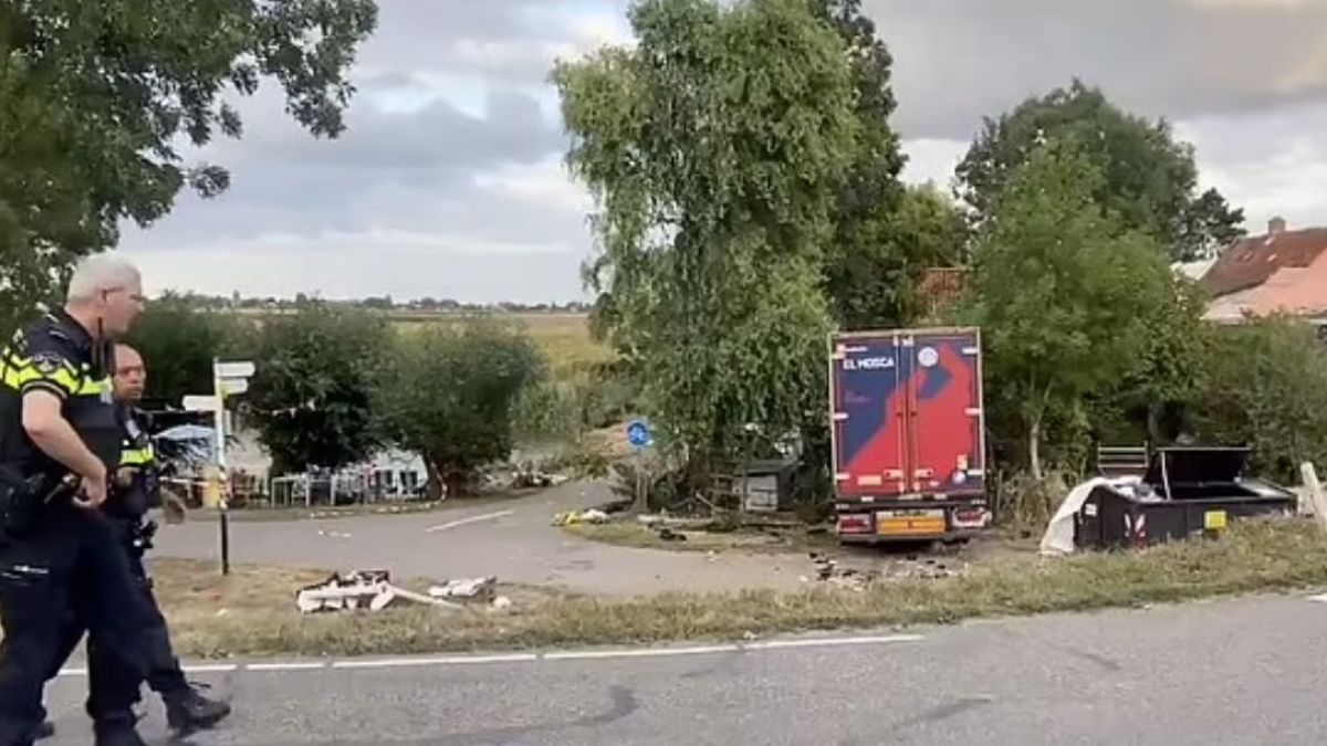Камион се вряза в хора, събрали се на барбекю, има загинали ВИДЕО 