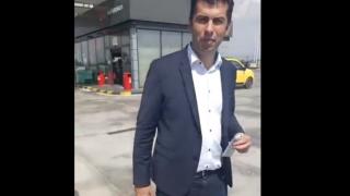 Нов екшън с Петков! Активист на "Възраждане" го погна на бензиностанция на АМ "Тракия" и... ВИДЕО