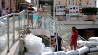 Оградиха Римския стадион в Пловдив с 200 чувала, какво се случва СНИМКИ