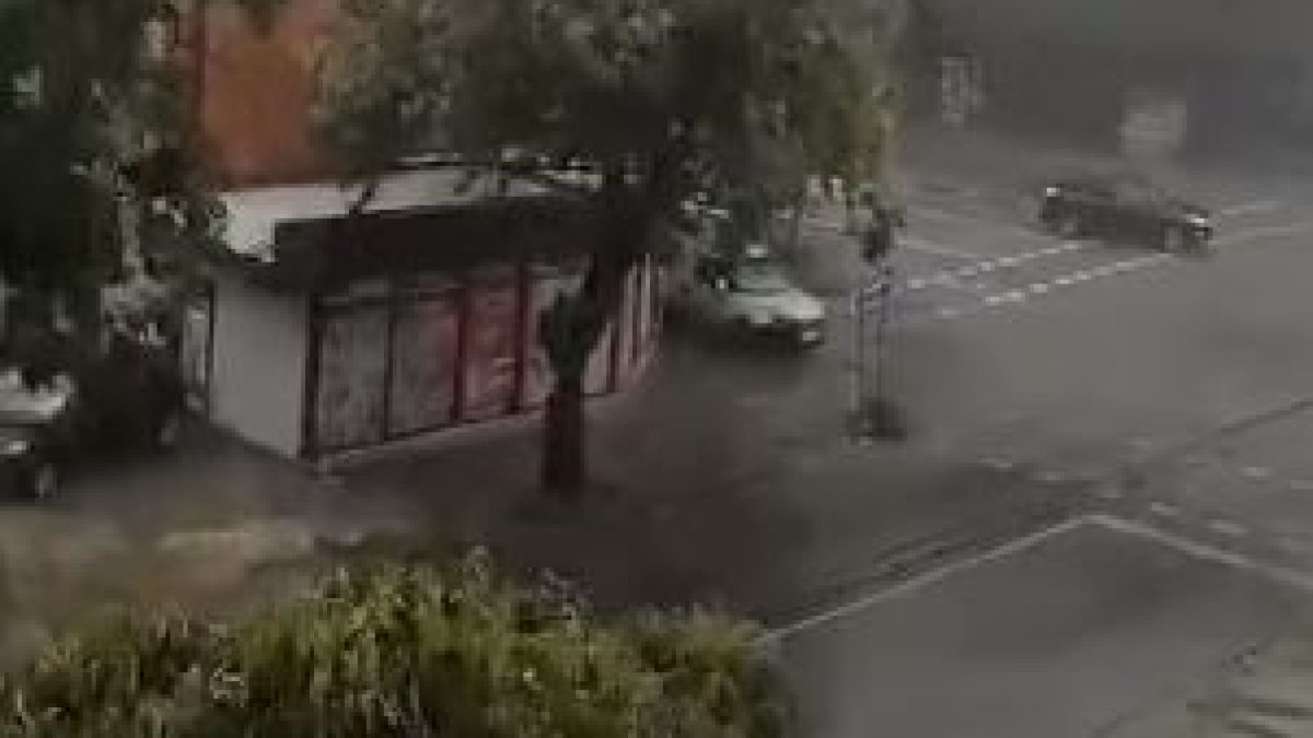 Апокалипсис в Пазарджик, бурята помете всичко по пътя си ВИДЕО 