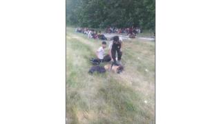 Зловещо ВИДЕО 18+: Тумба бежанци душат куче до оградата на границата ни, други я катерят, а граничар ги вижда и бяга 