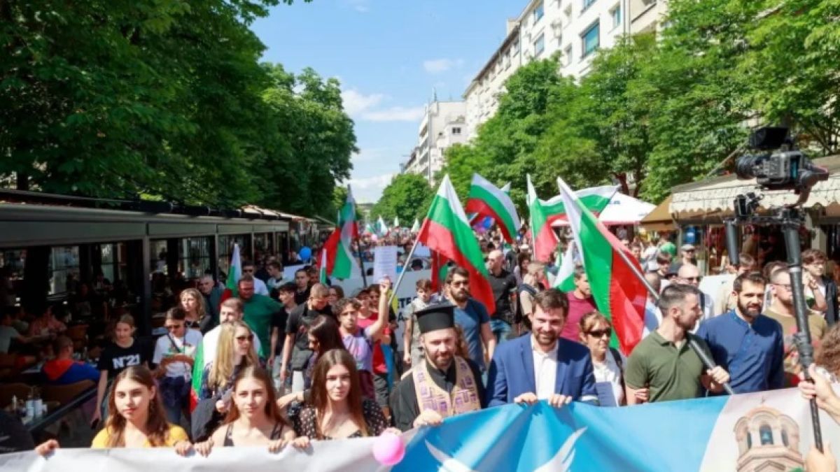 Телевизиите не отразиха многохилядно шествие срещу гей парада, но пак се свалят на шепа протестъри 
