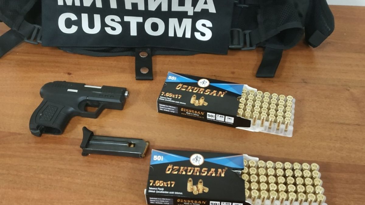 Щом надникнаха в дамската чанта на българка митничарите от Лесово онемяха