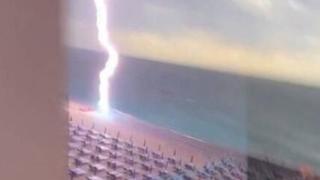 Мълния разцепи небето над красив плаж ВИДЕО 