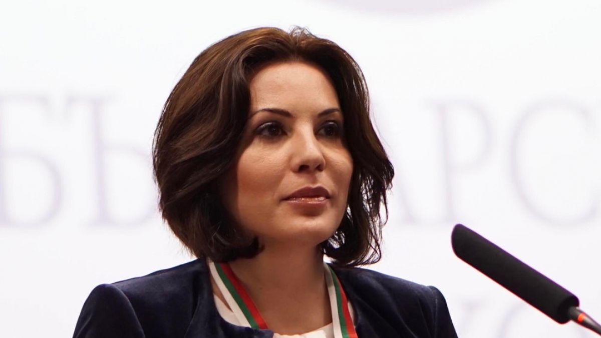 Известна красавица показа червен картон на Стефан Янев СНИМКА