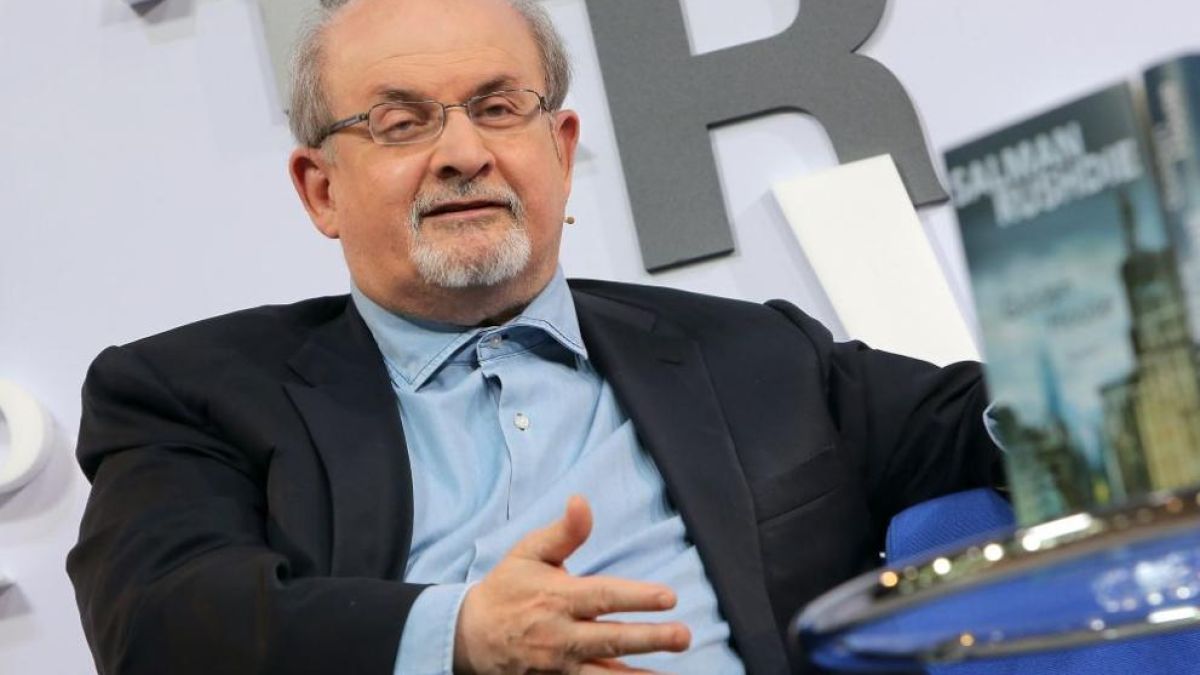 Писателят Саламан Рушди ослепя и остава инвалид след нападението в Ню Йорк