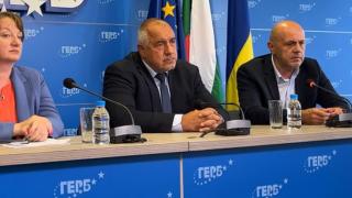 Борисов срази медиите, отишли при излезлия по халат Кирил Петков и избухна: България пръска кръв заради... БЛИЦ TV