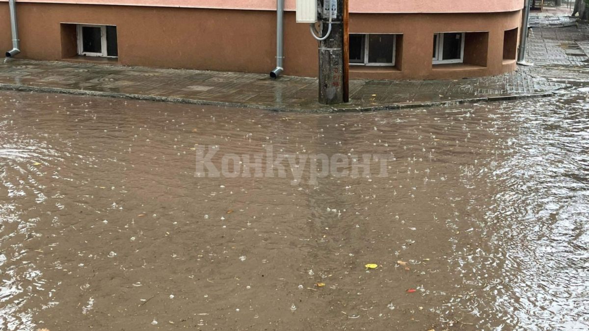Порой заля Мездра! Хората търсят лодки ВИДЕО