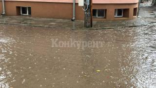 Порой заля Мездра! Хората търсят лодки ВИДЕО