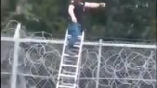Ще побеснеете от това ВИДЕО: Мигранти с невиждано гнусна гавра с български полицай
