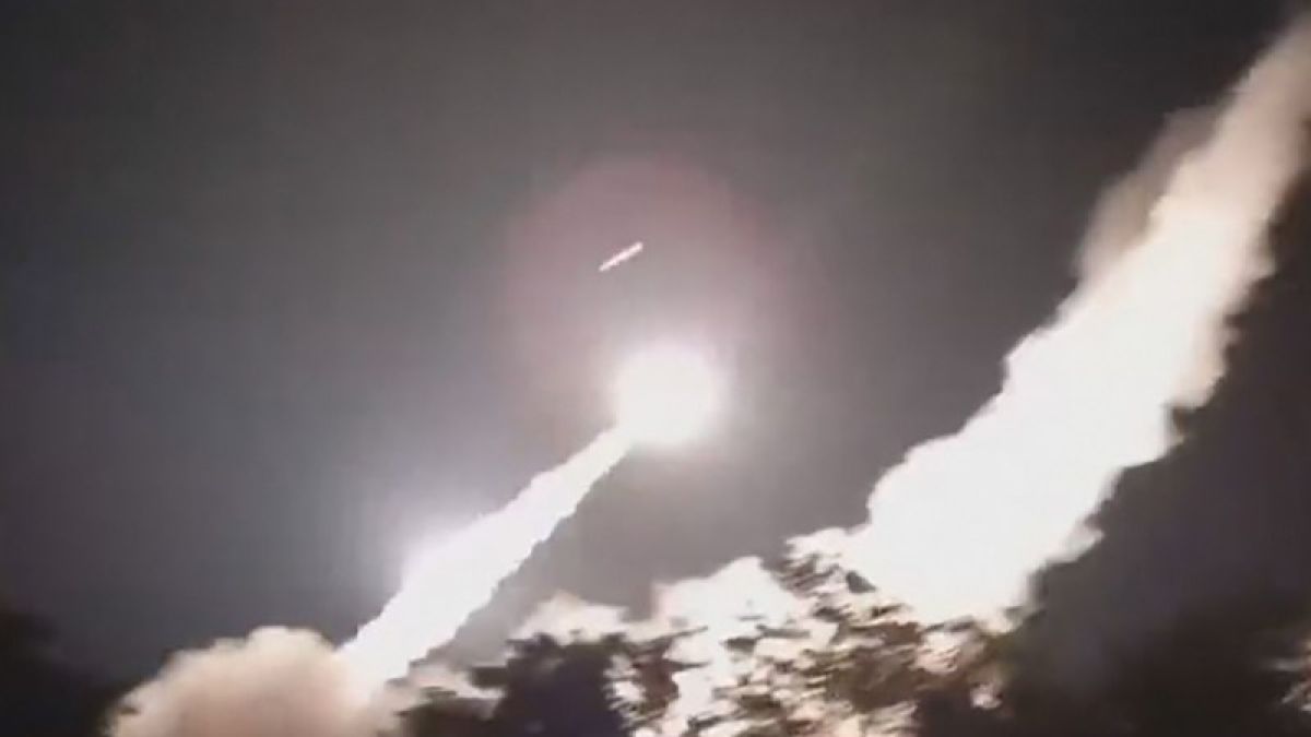 ВИДЕО от войната: Заснеха най-силния нощен обстрел на Украйна от немската РСЗО MARS II