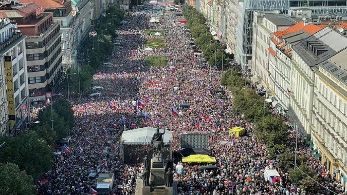 Бунт в Чехия! Хората негодуват заради Украйна и скъпите горива и ток ВИДЕО