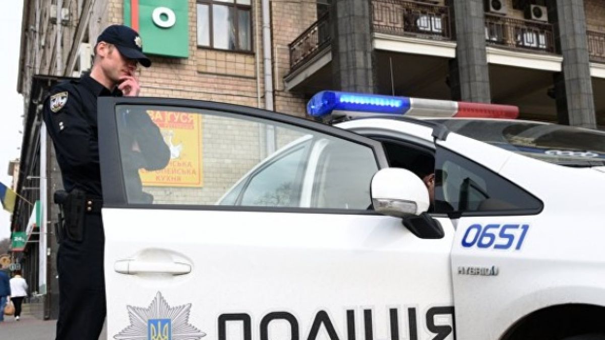 Гол мъж се барикадира в заложна къща в...