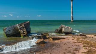 Морският фар, наклонен като кулата в Пиза, който с времето се изправя