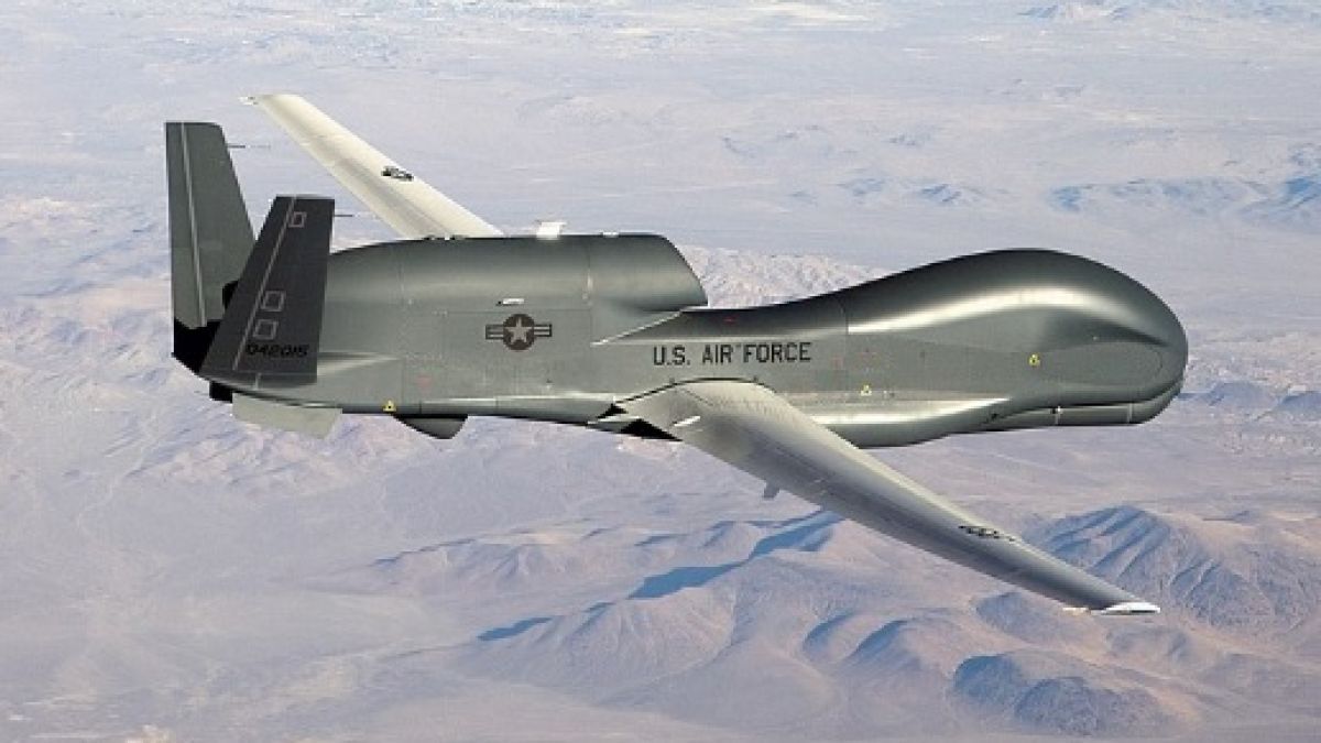 US стратегически дрон RQ-4 Global Hawk прелетя през България и кръжи над Черно море, охраняван от изтребители F-18 