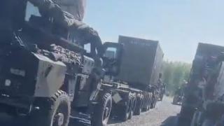 ВИДЕО от войната: Голяма колона от US бронирани автомобили е на границата между Полша и Украйна