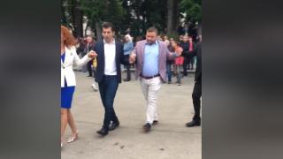 Предозирането продължава: Петков показа нови танцови умения ВИДЕО