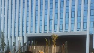 Не е за вярване какво се случва пред сградата на Нова телевизия СНИМКА