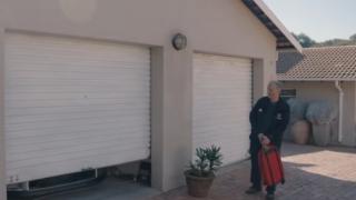 Не е за вярване каква кола има този 75-г. пенсионер в гаража си ВИДЕО