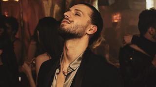 Папи Ханс полудя по тази секси мацка, а гаджето му... СНИМКИ 18+