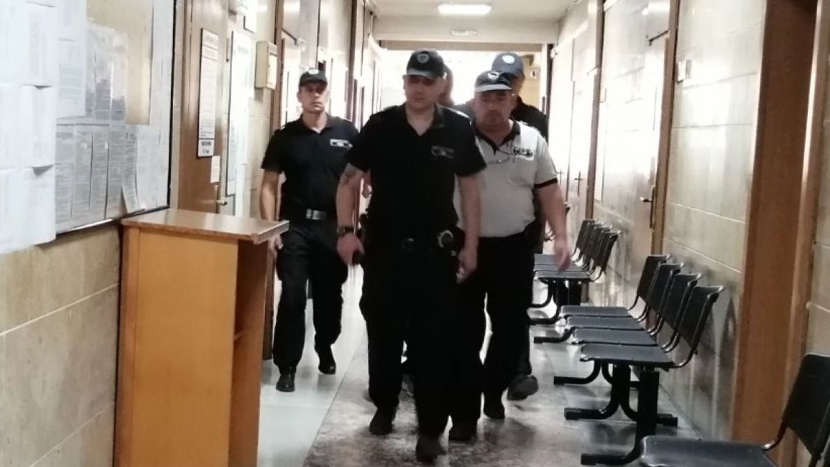 Първи СНИМКИ на полицая, обвинен за убийството в Милево  