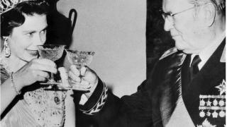 В Скопие припомниха как Елизабет била на гости на Тито, играели голф и яли портокали ВИДЕО