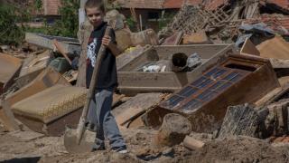 Учители призовават: Дарете парите за букети за потопените села