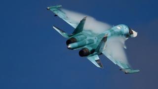 Руски изтребител Су-34 се разби в Крим, пилотите катапултираха ВИДЕО