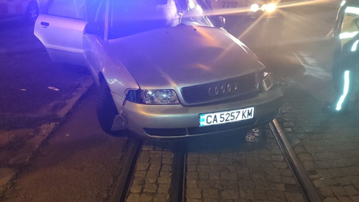Първо в БЛИЦ! Адско меле по тъмна доба в София СНИМКИ