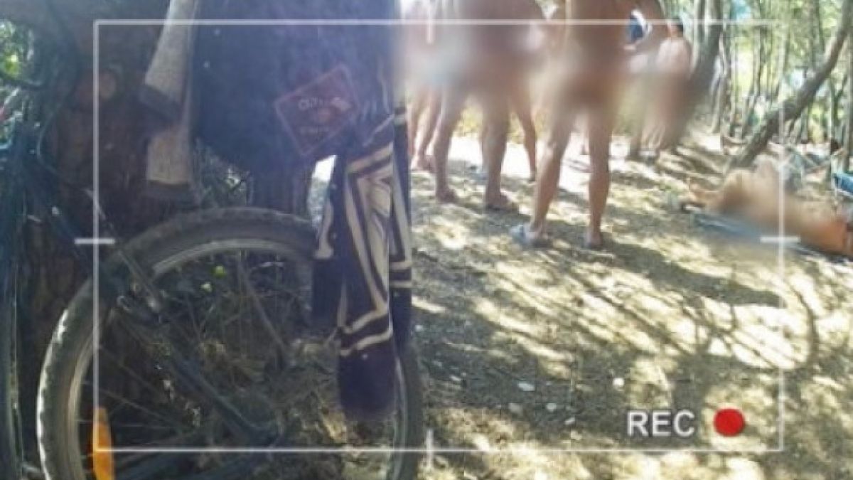 Летовници в секс оргия на плаж пред очите на деца 
