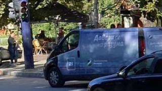 Агитационен бус на ДБ предизвика зрелищно меле в Пазарджик СНИМКИ