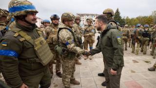 8 ракети удариха стратегически обект и вдигнаха цунами в родния град на Зеленски ВИДЕО