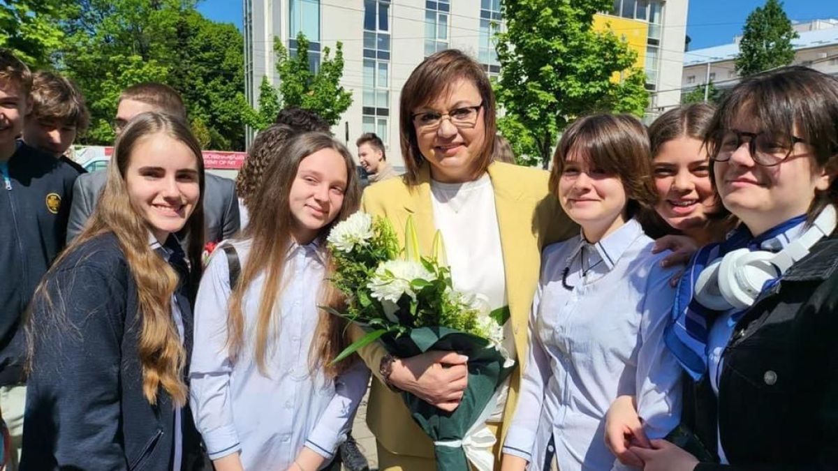 Корнелия Нинова: Учебниците до 12-и клас трябва да бъдат безплатни    
