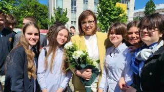 Корнелия Нинова: Учебниците до 12-и клас трябва да бъдат безплатни    
