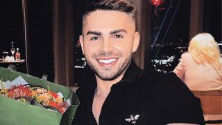 Наш чалга певец върти любов с дубайски шейх, глезят го като принцеса СНИМКИ