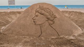Ликът на Елизабет II се появи на неочаквано място в Бургас и разгневи мрежата СНИМКА 