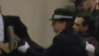Пред очите на хиляди: Посегнаха на ковчега на кралица Елизабет II ВИДЕО