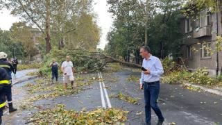 Кметът на Бургас: Страшно е, всички екипи са по сигнали ВИДЕО