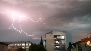 Стихията се премести! Ураган връхлетя и Южна България ВИДЕО