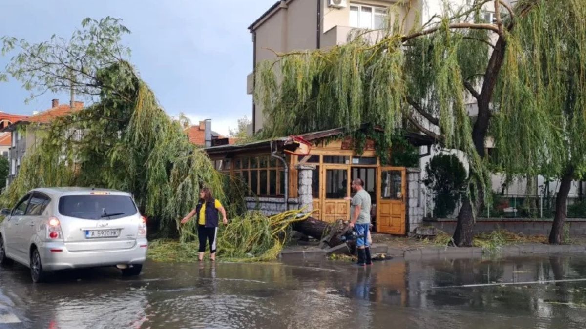Появи се зрелищно ВИДЕО от торнадото, преминало през Поморие 