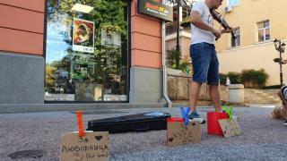 Уличен музикант събра очите на пловдивчани на Главната ВИДЕО