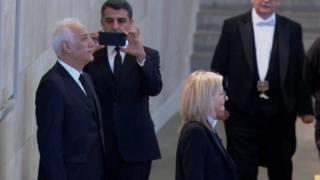 Президентът на Армения предизвика страшен скандал край ковчега на кралицата СНИМКА