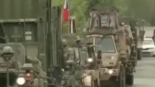 ВИДЕО от войната: Колона с военна техника на НАТО е блокирана от жители на Молдова