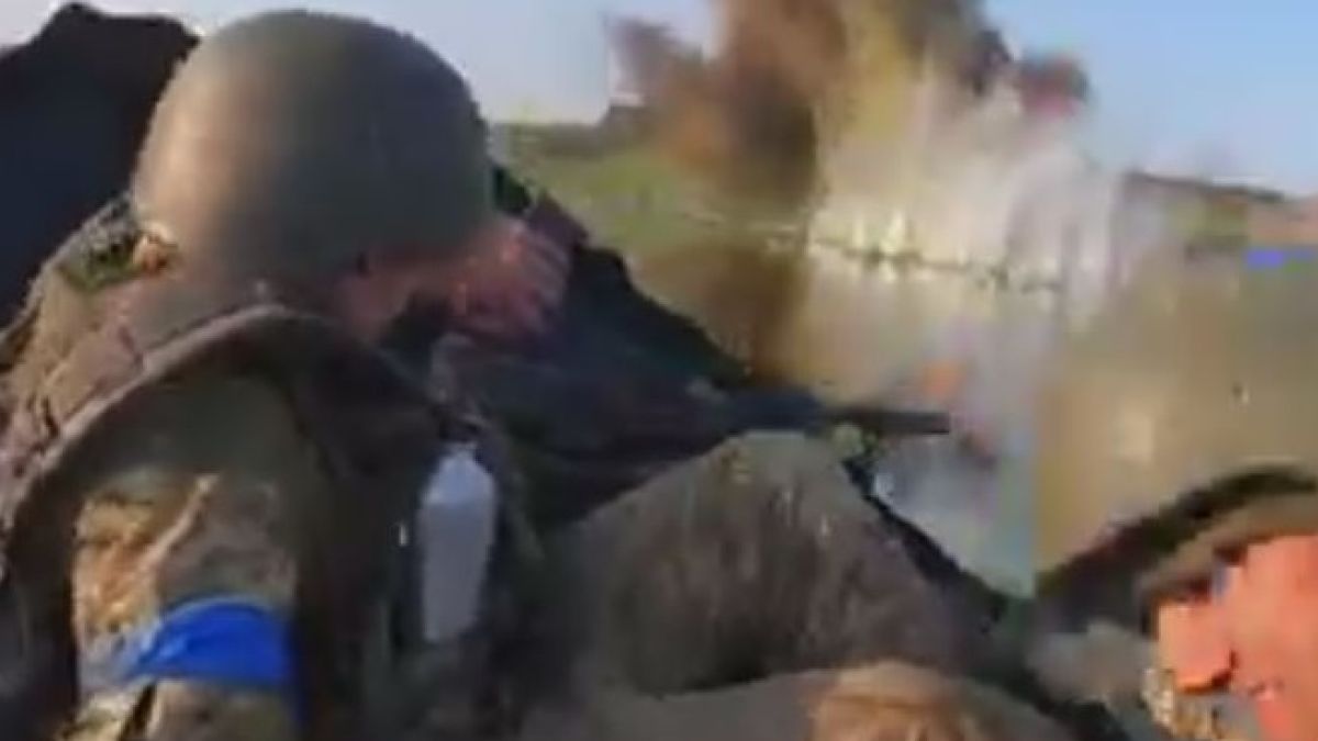 ВИДЕО от войната: Украински десант бе подложен на силен обстрел от руските военни