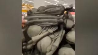 Зловещо: В Украйна децата се насърчават да играят с костите на руски военни ВИДЕО