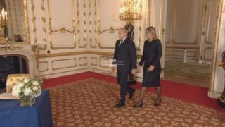 Какво написа Радев в книгата за съболезнования към Кралицата СНИМКИ  