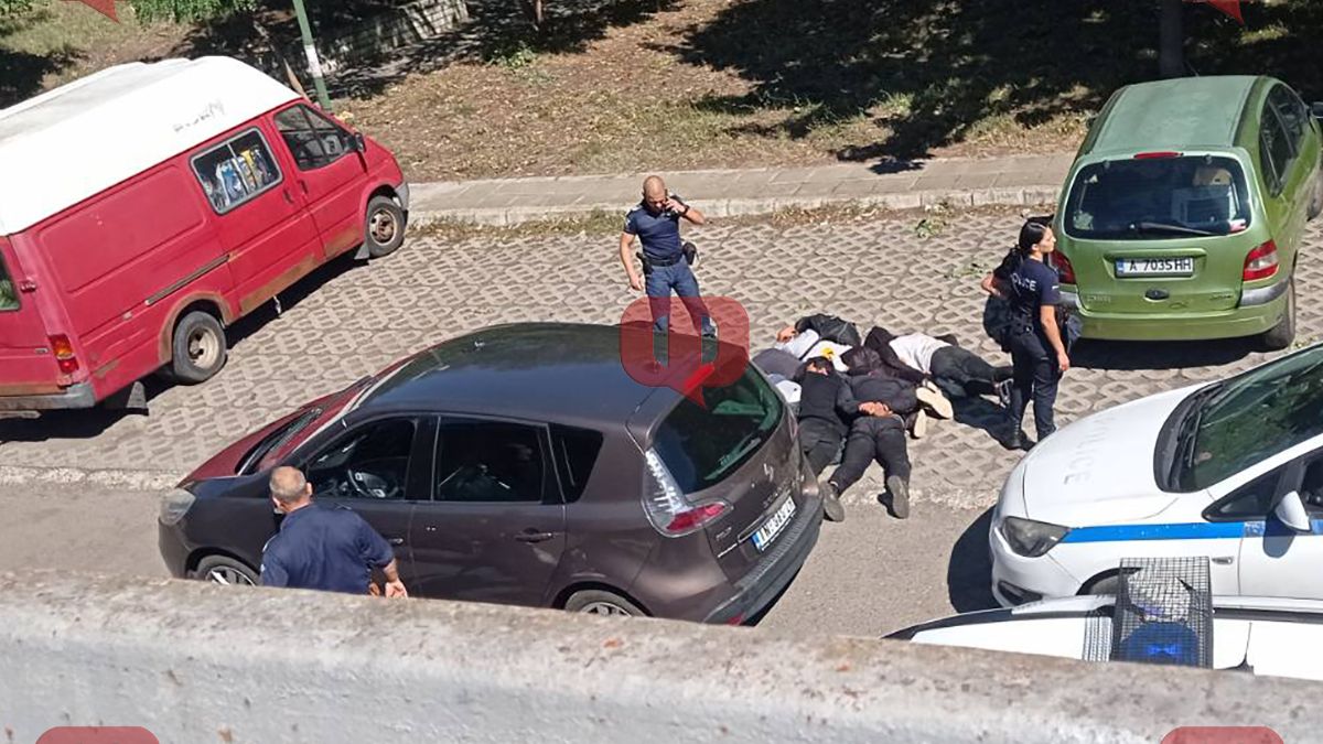 Зрелище: Бежанци са натръшкани на земята от бургаски ченгета ВИДЕО 