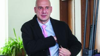 Минеков уреди лакея си на сладка държавна работа, ето къде ще вее гащи