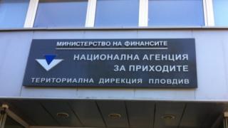 Новото ръководство на НАП се развихри, ето кои глави изхвърчаха 